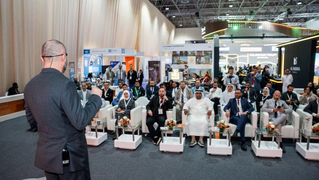 تعرّف على المستشار محمد الحلاق 